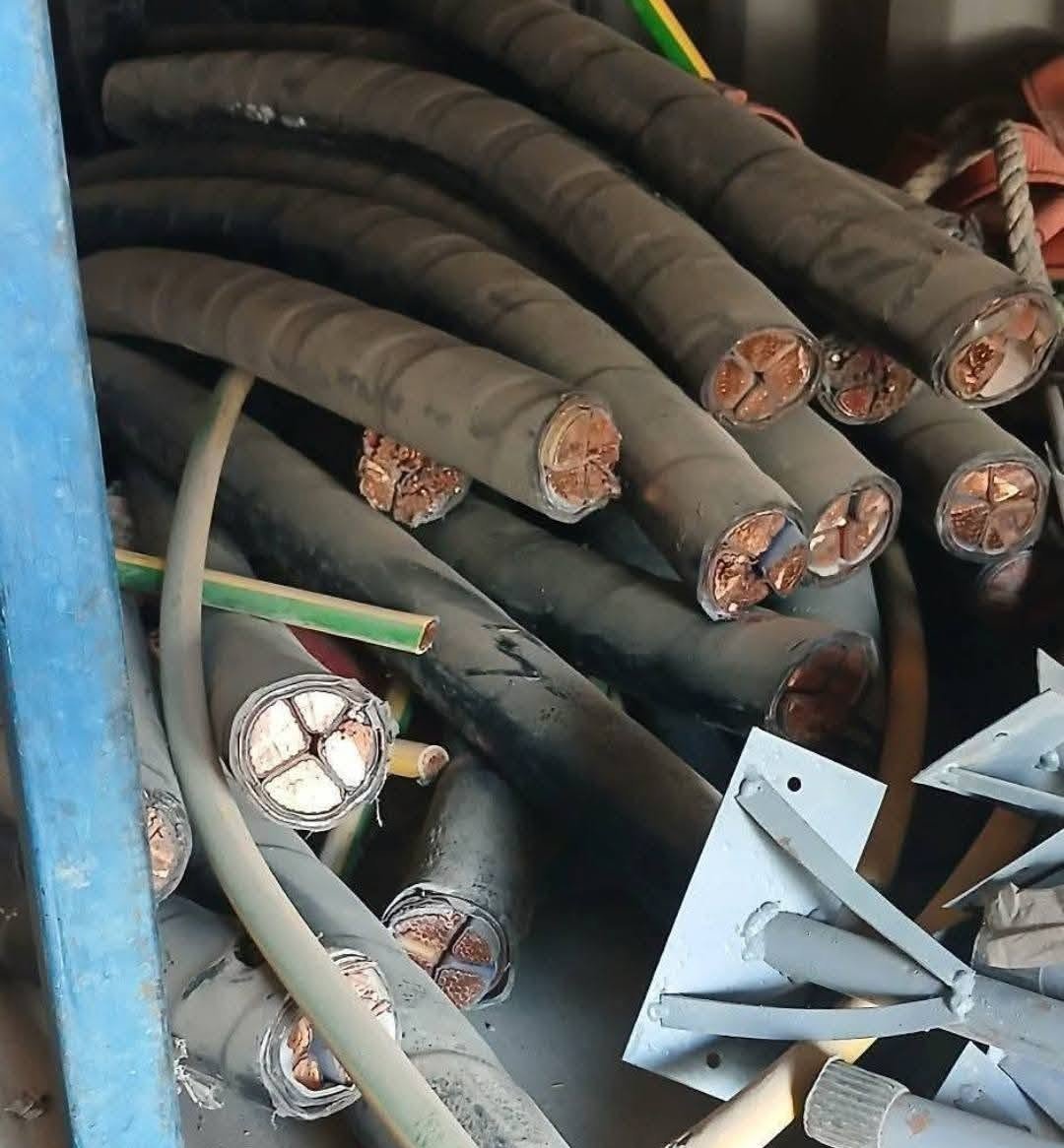 نهايات كابلات نحاسية مقطوعة توضح المكونات الداخلية